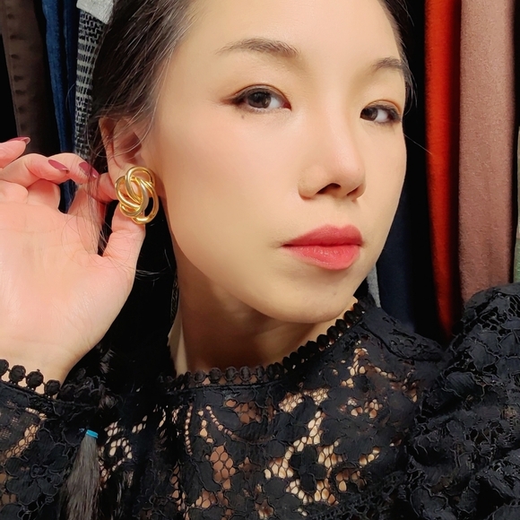 vintage gold tone earrings - Picture 16 of 16